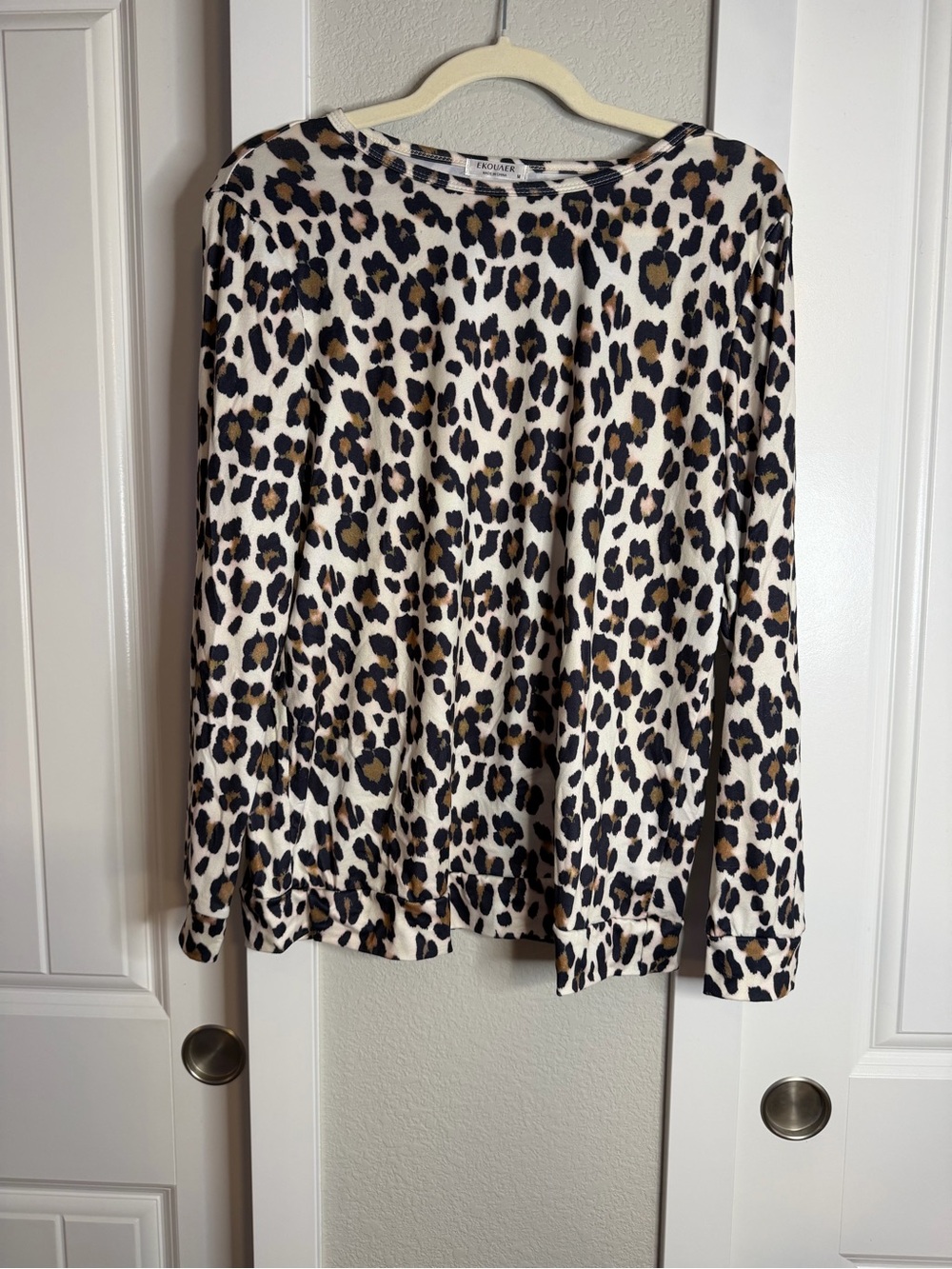 4 pieces-Women’s Long Sleeve Leopard & Black Pajama Set - Comfortable Sleepwear - Picture 4 of 5